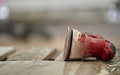 Tépőzáras vagy öntapadós: melyik csiszolótárcsa a hatékonyabb a nagy felületű fém- és faipari munkáknál?